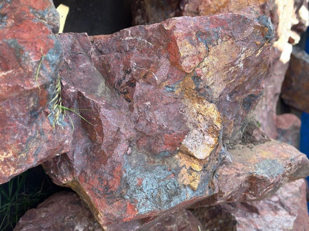 Камни для ландшафтного дизайна красно-фиолетовые 10-60 килограмм купить в Пущино