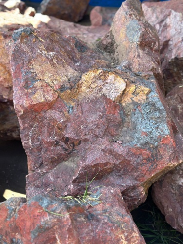 Камни для ландшафтного дизайна красно-фиолетовые 10-60 килограмм купить в Пущино