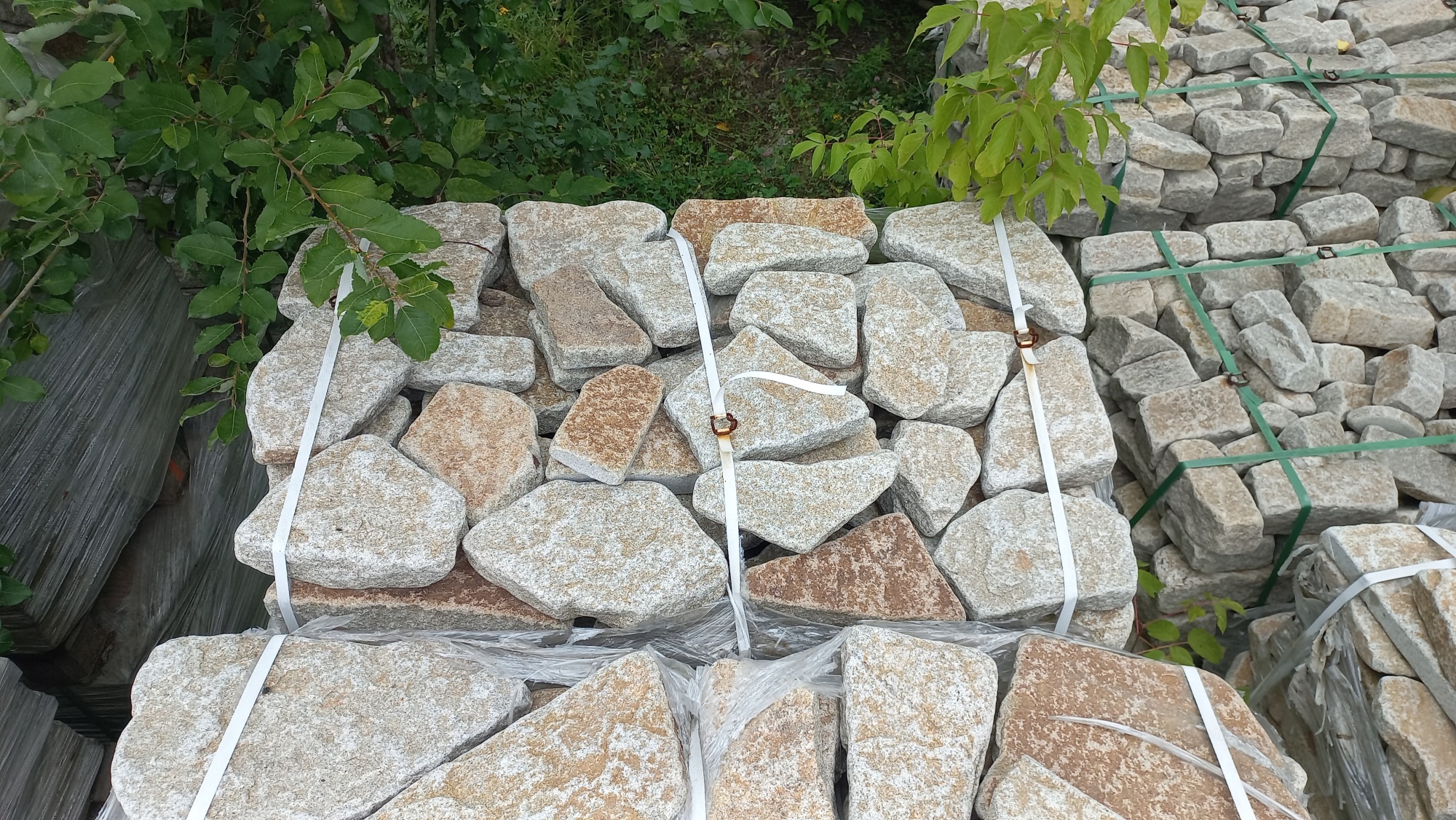 Плитняк галтованный гранитный для ландшафтного дизайна купить в Пущино