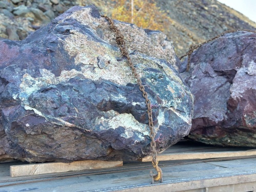 Огромные красно-фиолетовые валуны для ландшафтного дизайна весом более 5 тонн купить в Пущино