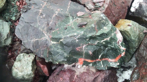 Гигантские зелёные валуны для ландшафтного дизайна весом более 5 тонн купить в Пущино