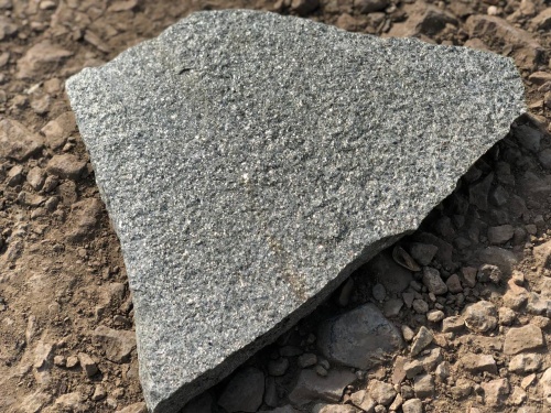 Плитняк златолит Уральский для цоколя, отмостки купить в Пущино