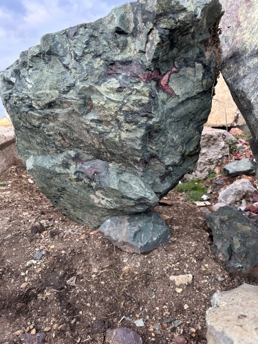 Гигантские зелёные валуны для ландшафтного дизайна весом более 5 тонн купить в Пущино