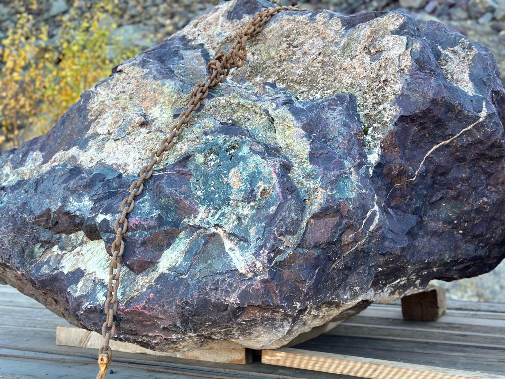 Огромные красно-фиолетовые валуны для ландшафтного дизайна весом более 5 тонн купить в Пущино