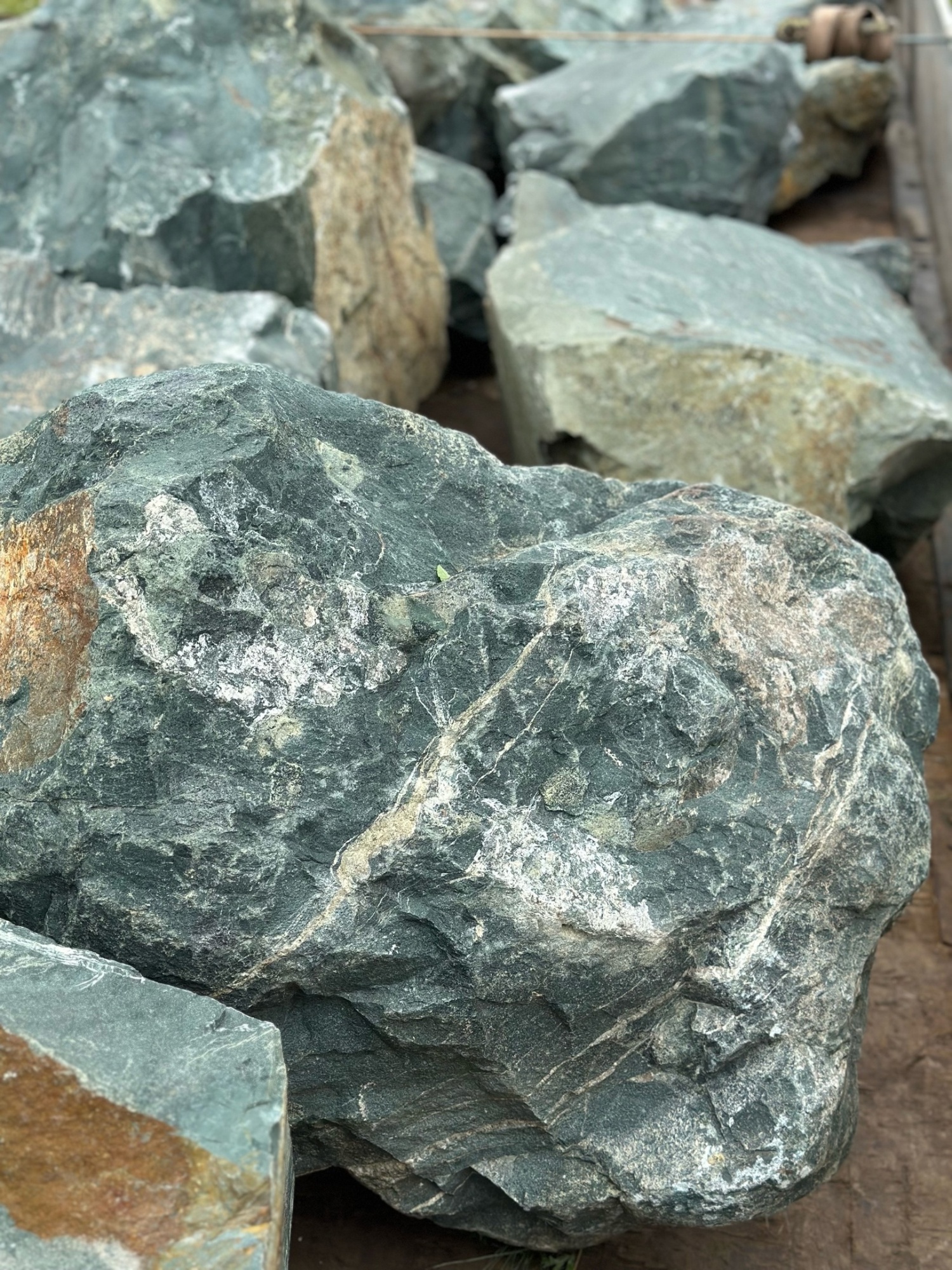 Камни для ландшафтного дизайна зелёные 10-60 килограмм купить в Пущино