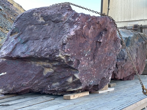 Огромные красно-фиолетовые валуны для ландшафтного дизайна весом более 5 тонн купить в Пущино