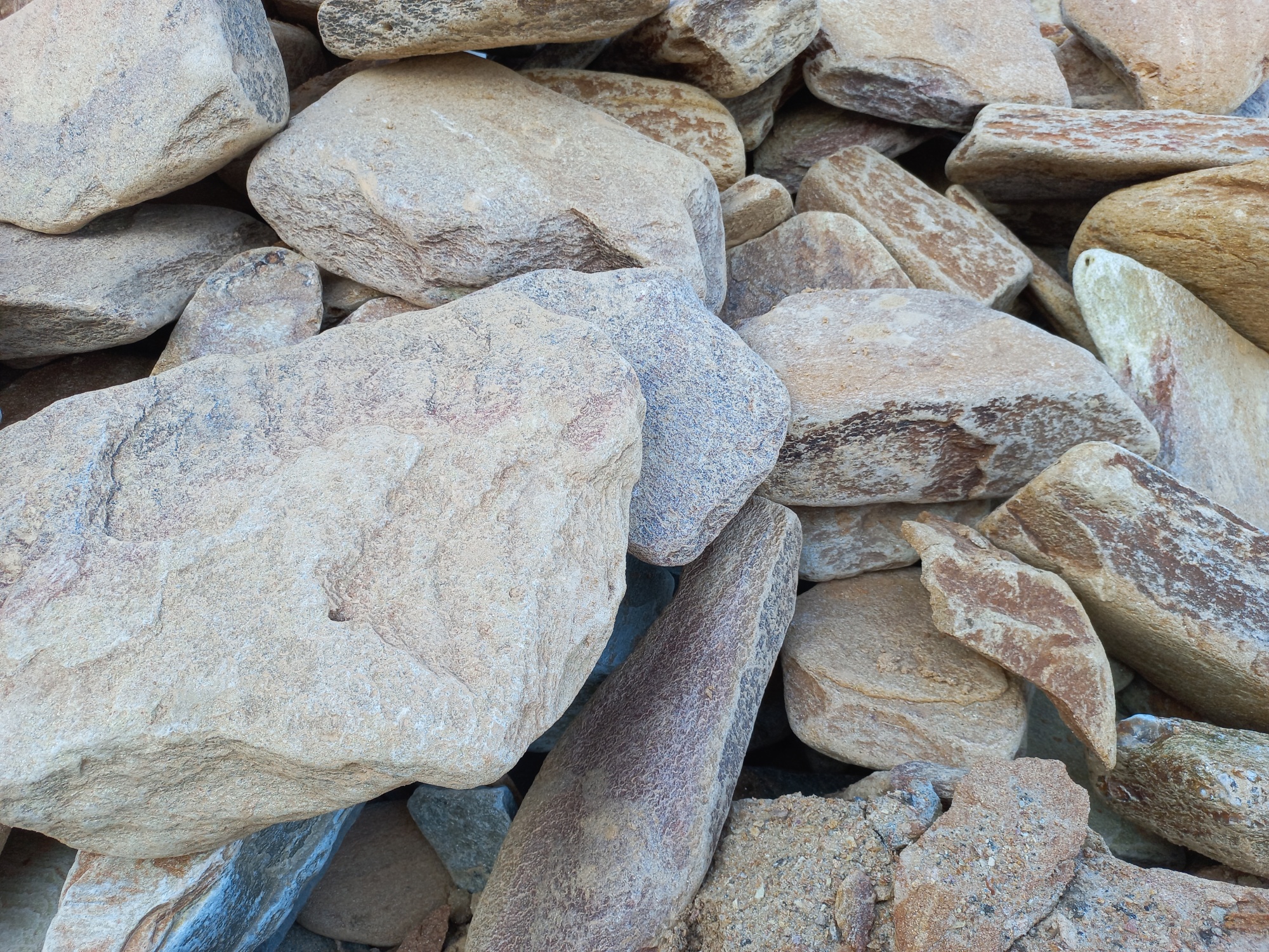 Златолит жёлтый, жёлто-зелёный глыбки и валуны для ланшафтного дизайна купить в Пущино