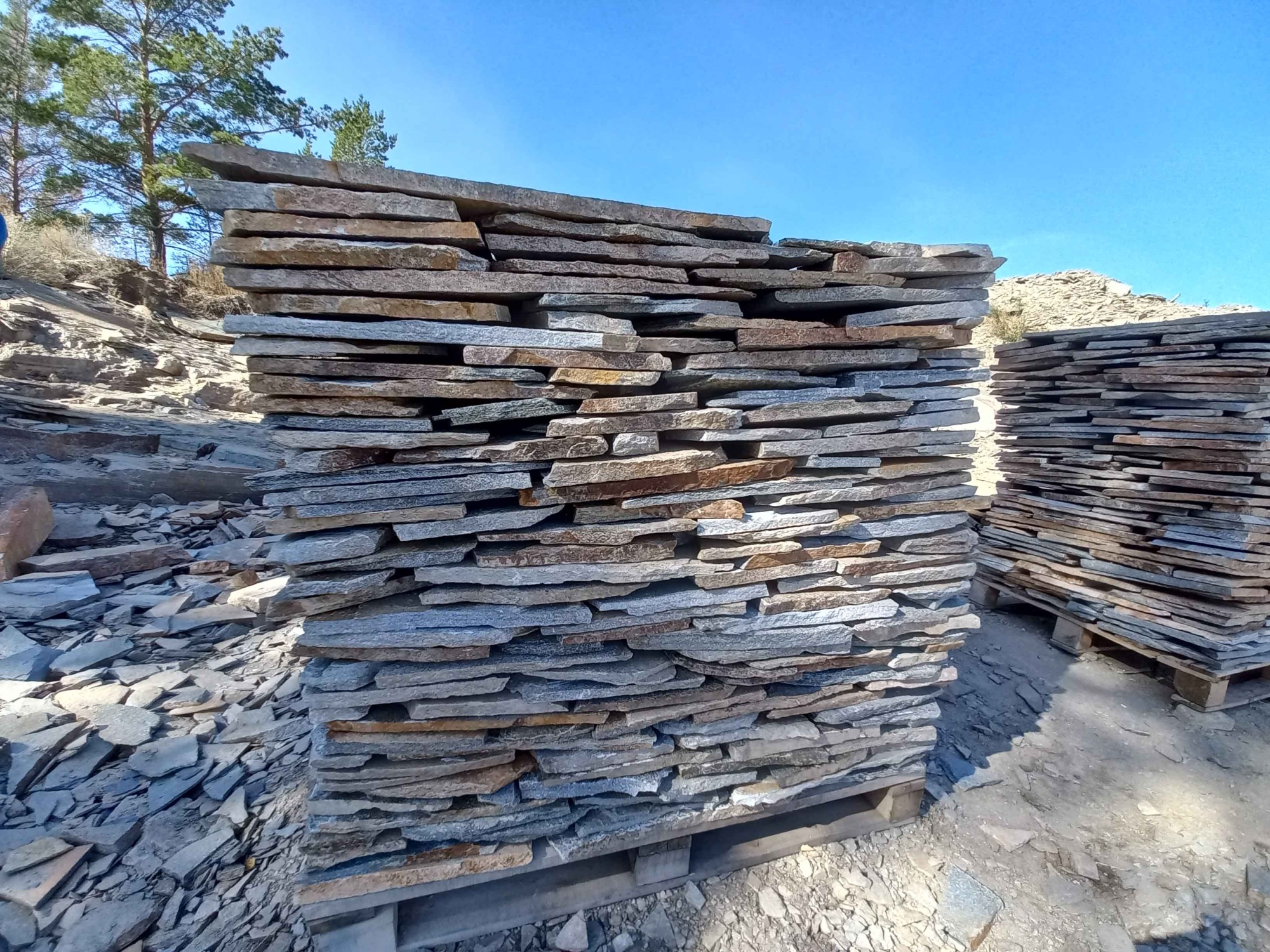 Плитняк златолит серебристый для фасада купить в Пущино