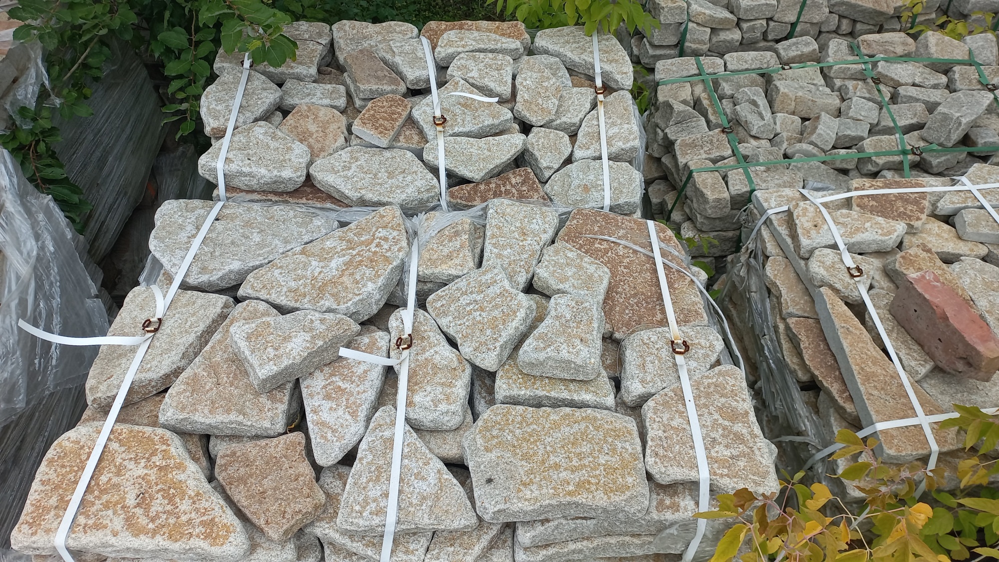 Гранитный плитняк галтованный для мощения купить в Пущино